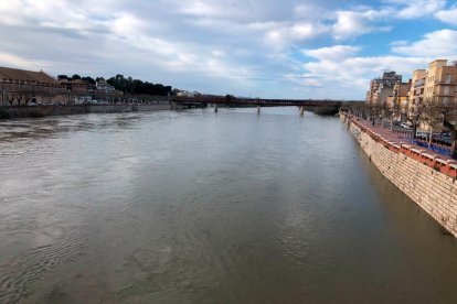 L’Ebre al pas per la ciutat de Tortosa.
