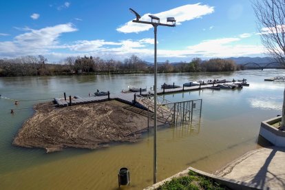 Crescuda al riu Ebre: el cabal es multiplica al tram final pel desembassament dels pantans