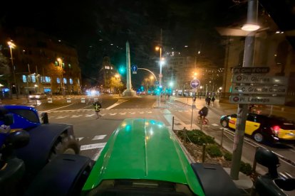 Tractores en Barcelona pasando la noche.