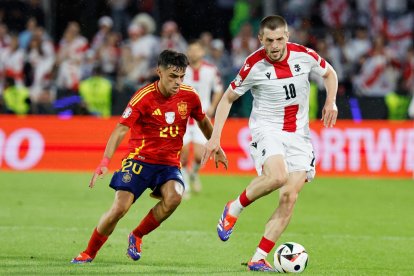 Pedri persigue el cuero ante el control de un georgiano.