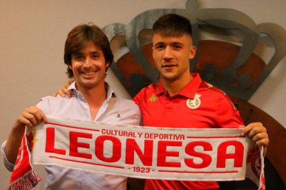 Aarón Rey en su presentación como nuevo fichaje de la Cultural.