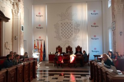 El pleno del Ayuntamiento de Tarragona ha debatido la regulación de los pisos turísticos.
