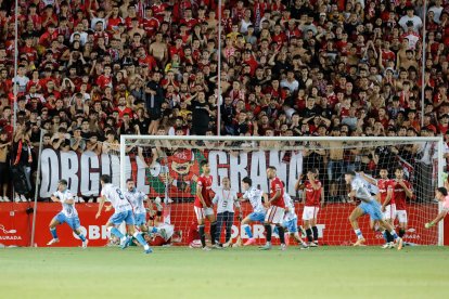 Instante del segundo gol del Málaga, en el último minuto de partido.