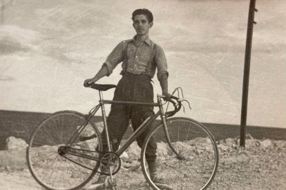 Jaume Aragonès Guinart, en una de les seves sortides en bicicleta al tombant dels anys 40 i 50.