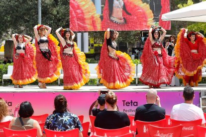 Sylvia Yssei y alumnas, durante su actuación en el Festival Teta en el Camp de Mart.