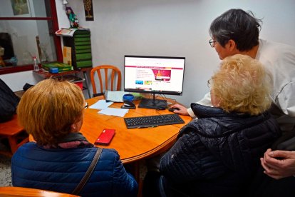 Cori Parra, al frente de la AV Mas Magrané, ayer enseñando a unas vecinas a defenderse en el campo digital.