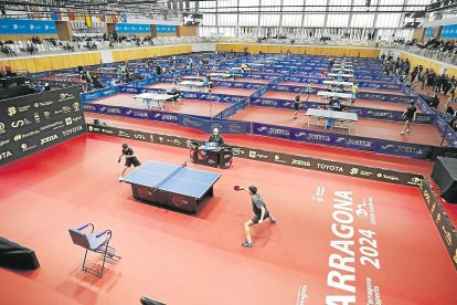 El Palau d’Esports de Tarragona tiene instaladas 28 mesas de juego en la pista para albergar el campeonato.