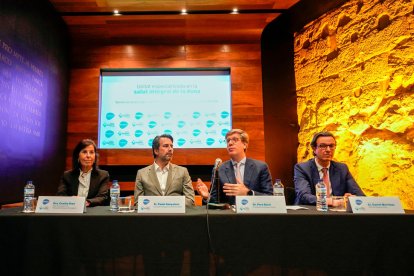 Responsables de Viamed Salud y del Grup Dexeus Dona, ayer durante la rueda de prensa en el Seminari.