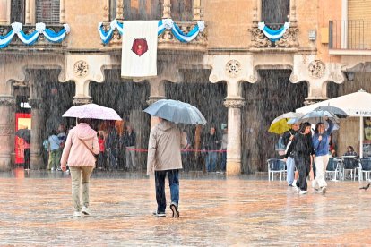 Gente paseando este viernes por Reus.