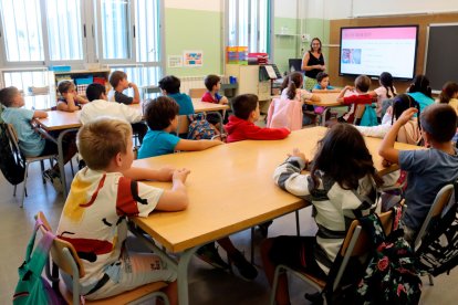 Alumnes de l’escola La Vitxeta de Reus, en el primer dia de classe, aquest dilluns 9 de setembre.