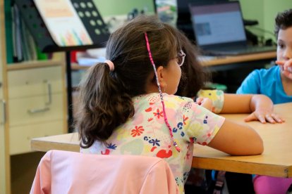 Alumnes de l’escola La Vitxeta de Reus, en el primer dia de classe, aquest dilluns 9 de setembre.