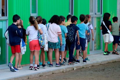 Alumnes de l’escola La Vitxeta de Reus, en el primer dia de classe, aquest dilluns 9 de setembre.