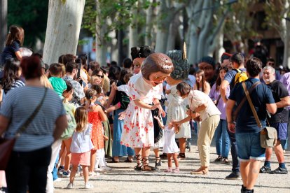 La Xiqueta saludant a nens i nenes.