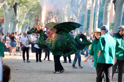 El Drac amb pirotècnia encesa.