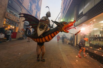 Espurna, El Drac de Calafell, es cabalgado por un caballero del siglo XV.