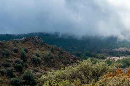 Nubes en la Serra de Els Motllats.