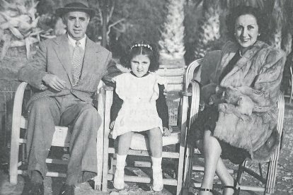 Lluís Mestres, amb la muller i la filla, a Canes el 1946, en un parèntesi del seu exili a Mèxic.