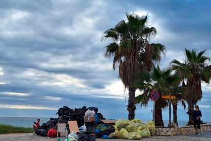 Bolsas de basura en la Platja de l’Arrabassada.