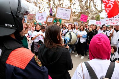 Una portaveu del sindicat Infermeres de Catalunya parlant davant les treballadores convocades, a l’exterior del Parlament.