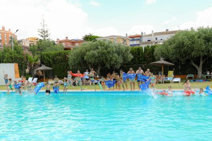 Algunos vecinos de Constantí también se sumaron al evento lanzándose a la piscina a las doce y media de la mañana.