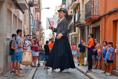 El gegant Pepitu de l’Arena, del Carme de Reus, ballant durant la baixada de la Mare de Déu.