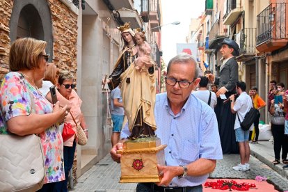El veí Josep Machado i la imatge de la Mare de Déu del Carme.