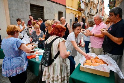 Els veïns del Carme de Reus, ahir menjant coca dolça.