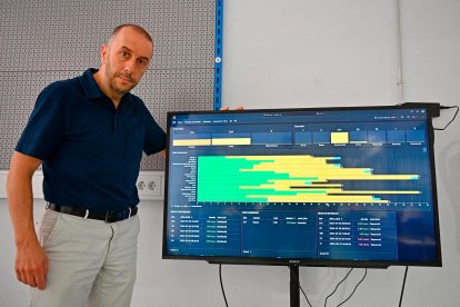 Leo Blázquez, responsable tecnológico de Reus Mobilitat i Serveis, muestra la pantalla de seguimiento a tiempo real.