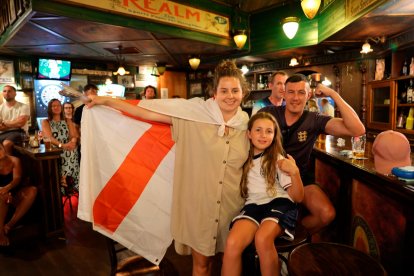 Seguidores ingleses viendo la final.