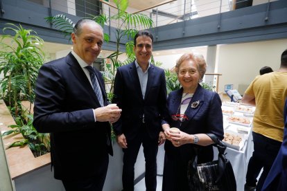El director de zona de BBVA en Tarragona, Carles Riado; el director del centro de Banca de Clientes de Tarragona de BBVA, Albert Roca, y la presidenta de la Cambra de Comerç de Tarragona, Laura Roigé.