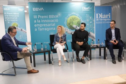 El responsable del área de información económica del ‘Diari’, Rafael Servent; una de las socias de NasApp, la tercera clasificada, Isabel de Lucas; uno de los socios de Parkspace, la segunda clasificada, Yuri Tavares, y el fundador de la empresa ganadora, Biophenolics, Husam Dabbagh.