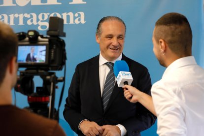 El director de zona de BBVA en Tarragona, Carles Riado, entrevistado por el periodista del ‘Diari’, Joel Medina.