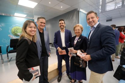 La subdirectora del ‘Diari’, Mònica Just; el comunicador y concejal de Promoció Econòmica, Innovació i Coneixement del Ayuntamiento de Reus, Josep Baiges; el secretario general y la presidenta de la Cambra de Comerç de Tarragona, Dani Martín y Laura Roigé, y el director comercial del ‘Diari’, Carlos Amil.