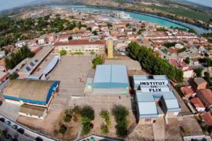 El Institut de Flix ya ha comezado a retirar el fibrocemento.