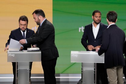 El candidato de ERC Pere Aragonés (i) y el de Vox Ignacio Garriga (d), durante el debate electoral organizado por RTVE Catalunya.