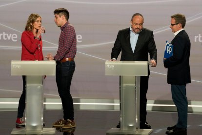 La candidata de Comuns Jesica Albiach (i) y el del PP Alejandro Fernández (2d) durante el debate electoral organizado por RTVE Catalunya.