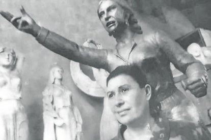 “Maruja” Roqué, com li deien al Perú, al taller d’Artemio Ocaña, davant l’escultura de Micaela Bastidas.