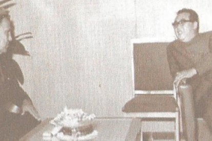 El poeta peruà G. Carnero, marit de Maria Roqué, amb el líder de Corea del Nord, Kim Il Sung.