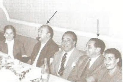 Indicats amb fletxa, el poeta comunista xilè Pablo Neruda i Genaro Carnero, amb la muller Maria Roqué al costat, a la dreta de la