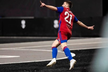 Sergi Juste celebra un gol con Jijantes.