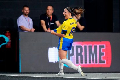 Nuria Llop celebra un gol conseguido con el Xbuyer Team.
