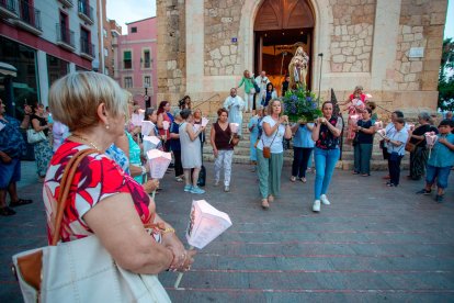 La Virgen, escoltada por las antorchas, ante la parroquia. MARC BOSCH