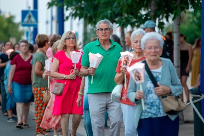 Participantes en la emotiva marcha de antorchas.