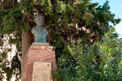 El monumento dedicado a Eduard Toda.