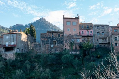 El castillo de Sant Miquel d’Escornalbou tras el pueblo.
