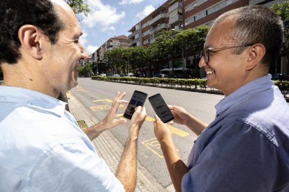 El investigador principal, Domènec Puig, y el director de investigación, Julián Cristiano.