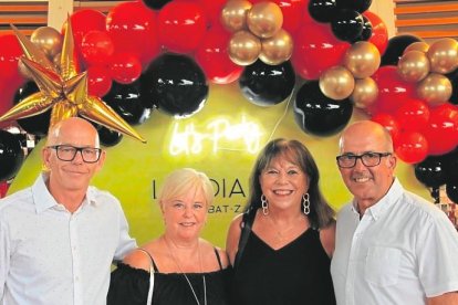 Socis del Club Tennis Tarragona al ‘photocall’ instal·lat amb motiu de la diada.