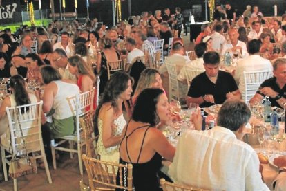 La Plaça del Club va acollir el sopar, que va comptar amb prop de 300 persones.