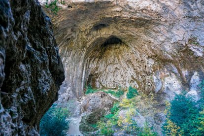 La Cova de les Gralles, una cavidad en la que las precipitaciones crean una cola de caballo.