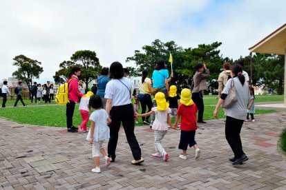 Niños siendo evacuados tras la alerta de tsunami en Naha (Japón).